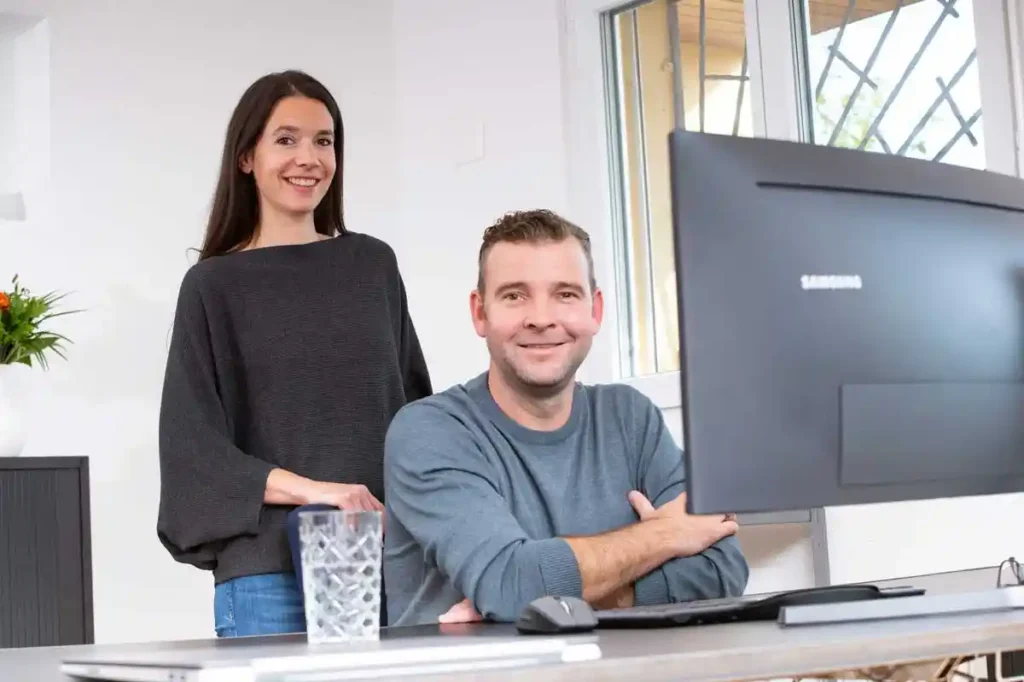 Barbara und Simon Lauber – Immobilienmakler in Biel, Bern und Solothurn, im Büro bei LASIBA Immobilien GmbH.